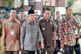 Wapres Sempatkan Jenguk Hasyim Muzadi di RS
