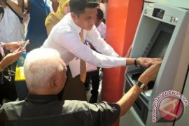 Gubernur Kaltim Resmikan ATM "Drive Thru" 