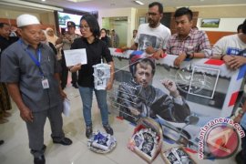 "Postcard from Heaven" Kartu Pos Munir untuk Presiden Jokowi