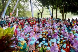 Seribuan Peserta Ikuti Aksi Makan Buah dan Sayur