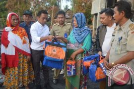 Anggota DPRD Sulsel Bagi Bantuan Korban Kebakaran