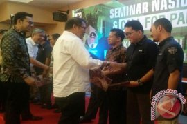 Menkominfo Serahkan 11 IPP TV-Radio Se-Sultra