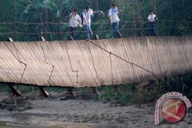 Hujan Siang Hingga Malam, Akibatkan Jembatan Putus dan Longsor di Magelang