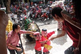 Pertunjukan Barongsai Jalanan Meriahkan Imlek di Tulungagung
