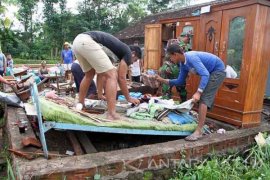 Rumah Roboh Diterjang Angin Kencang