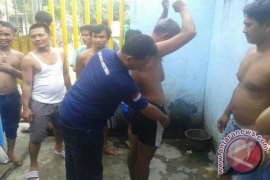 Petugas rutan Baturaja Razia kamar narapidana