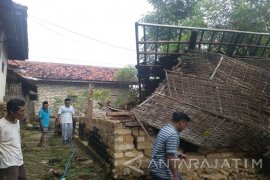Angin Kencang Robohkan Tiga Bangunan di Pamekasan