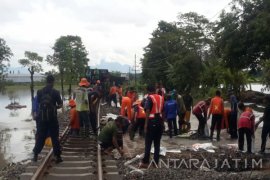 Petugas KA Perbaiki Konstruksi Rel di Pasuruan