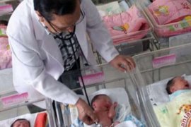 Anak Kembar Ini Lahir Ditahun Yang Berbeda