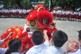 Pertunjukan Barongsai di Sekolah Page 2 Small