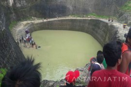 Seorang Siswa SMA Sampang Tenggelam di Kolam (Video)
