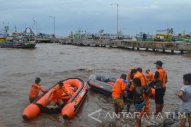Perahu Nelayan Probolinggo Tenggelam di Situbondo (Video)