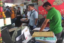 Tim Satgas Saber Pungli Jember  "OTT" PNS Disperindag (Video)