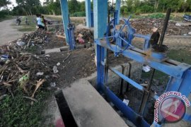 PINTU IRIGASI PENUH SAMPAH Page 1 Small