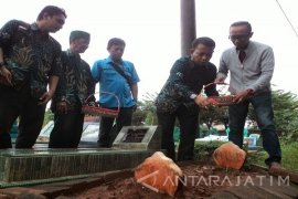 PWI Sumenep Ziarah ke Makam Mantan Wartawan (Video)