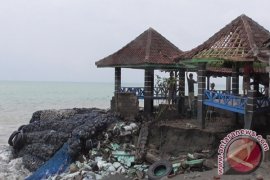 Wisata Kuliner Jembrana Hancur Dihantam Ombak