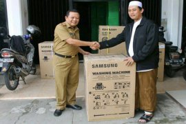 Dinsos Serahkan Hadiah Kepada Lembaga Kesejahteraan Sosial 