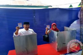 Pasangan Calon Urut Tiga Memilih di TPS Kadia 