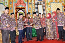 WALI KOTA BANDARLAMPUNG TERIMA PIALA BERGILIR MTQ Page 1 Small