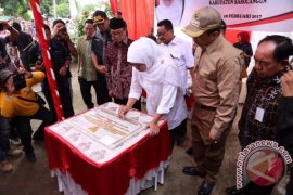 Mensos resmikan rumah Suku Anak Dalam