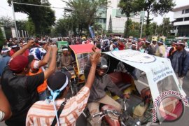 Pengemudi Becak Bermotor Di Medan Mogok