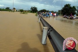 Banjir Rendam Jalan Utama Rawalumbu Bekasi 