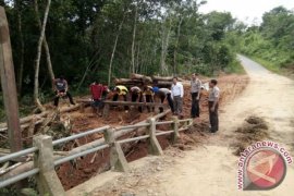 Kapolsek dan Camat Bonti Gagas Jembatan Alternatif