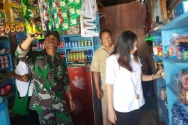 Koramil Mapurujaya kawal petugas puskesmas pantau pangan kedaluwarsa