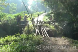 Jembatan di Blitar Runtuh Diterjang Banjir      