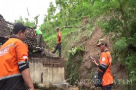 Tebing Longsor Ganggu Jalur Alternatif Penghubung Jatim-Jateng