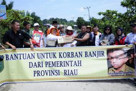 Penyerahan Bantuan Banjir Langgam dari Dinas LHK, Diskes dan IAI Provinsi Riau Page 1 Small