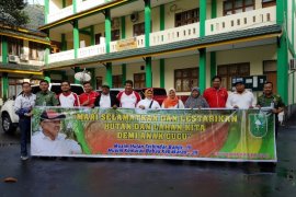 Penyerahan Bantuan Banjir Langgam dari Dinas LHK, Diskes dan IAI Provinsi Riau Page 7 Small