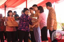 Menteri LHK Serahkan Penghargaan Pengurangan Sampah "Aqua"