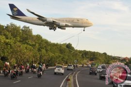 Raja Salman Turun Dari Pesawat Menggunakan Lift