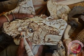 SENI LUKIS BAKAR LIMBAH KAYU