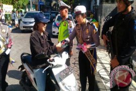 Polda Bali Bagikan Mawar Ingatkan Operasi Simpatik