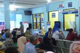 Petugas imigrasi Palembang lembur layani pemohon paspor