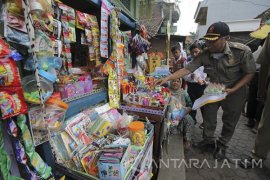 Sat Pol PP Kembalikan Permen Dot
