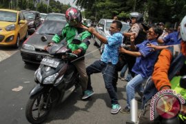 RICUH TAKSI VS GOJEK DI SOLO Page 1 Small