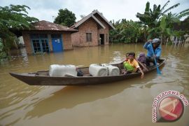 Satu keluarga terjebak banjir di Sumedang