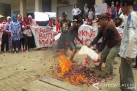 Bawang Merah Impor Banjiri Pasar Parakan, Pedagang Berunjuk Rasa 