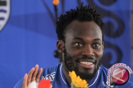 Istri Essien beli klub strata ketiga Italia Como