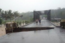 Jalur Bobotsari-Karanganyar Putus Akibat Jembatan Ambles 