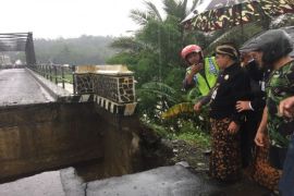 Sayap Jembatan Ambles Sungai Klawing Segera Ditangani 