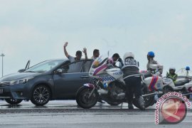 Simulasi Pengawalan VIP Page 2 Small