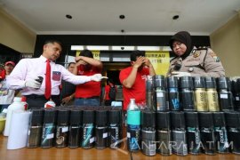 Polisi Ungkap Peredaran Parfum "Axe" Palsu di Surabaya
