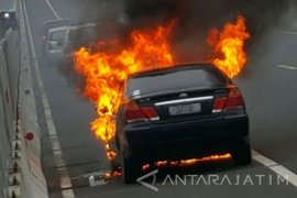 Mobil Sedan Terbakar di Jembatan Suramadu