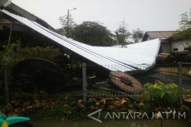 Hujan Deras Disertai Angin Kencang Landa Pamekasan