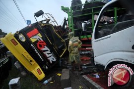 Truk tangki BBM tabrak tiga bangunan ruko di Cakung Jakarta Timur Rabu pagi