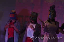 SMKN 12 Surabaya Pentas "Pesta Pencuri"